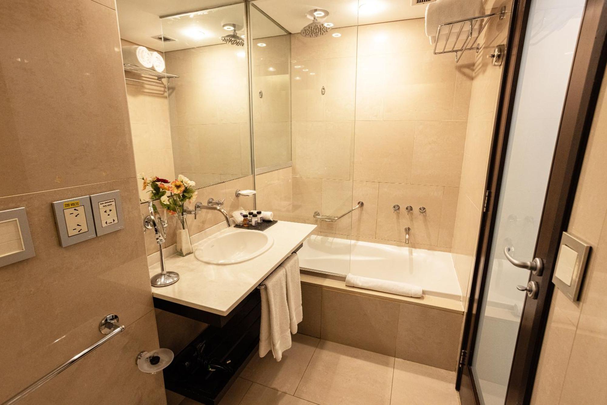 Libertador Hotel บัวโนสไอเรส ภายนอก รูปภาพ Bathroom