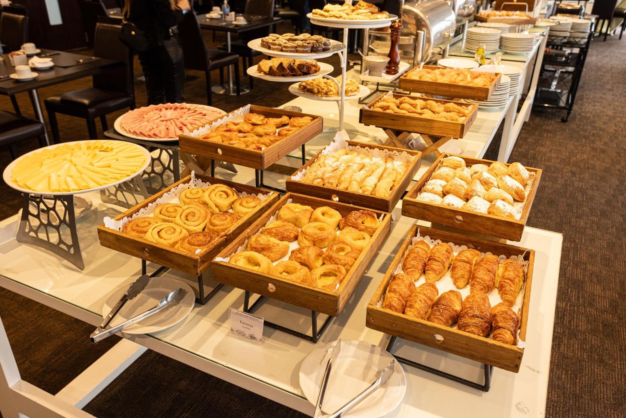 Libertador Hotel บัวโนสไอเรส ภายนอก รูปภาพ A buffet at a hotel
