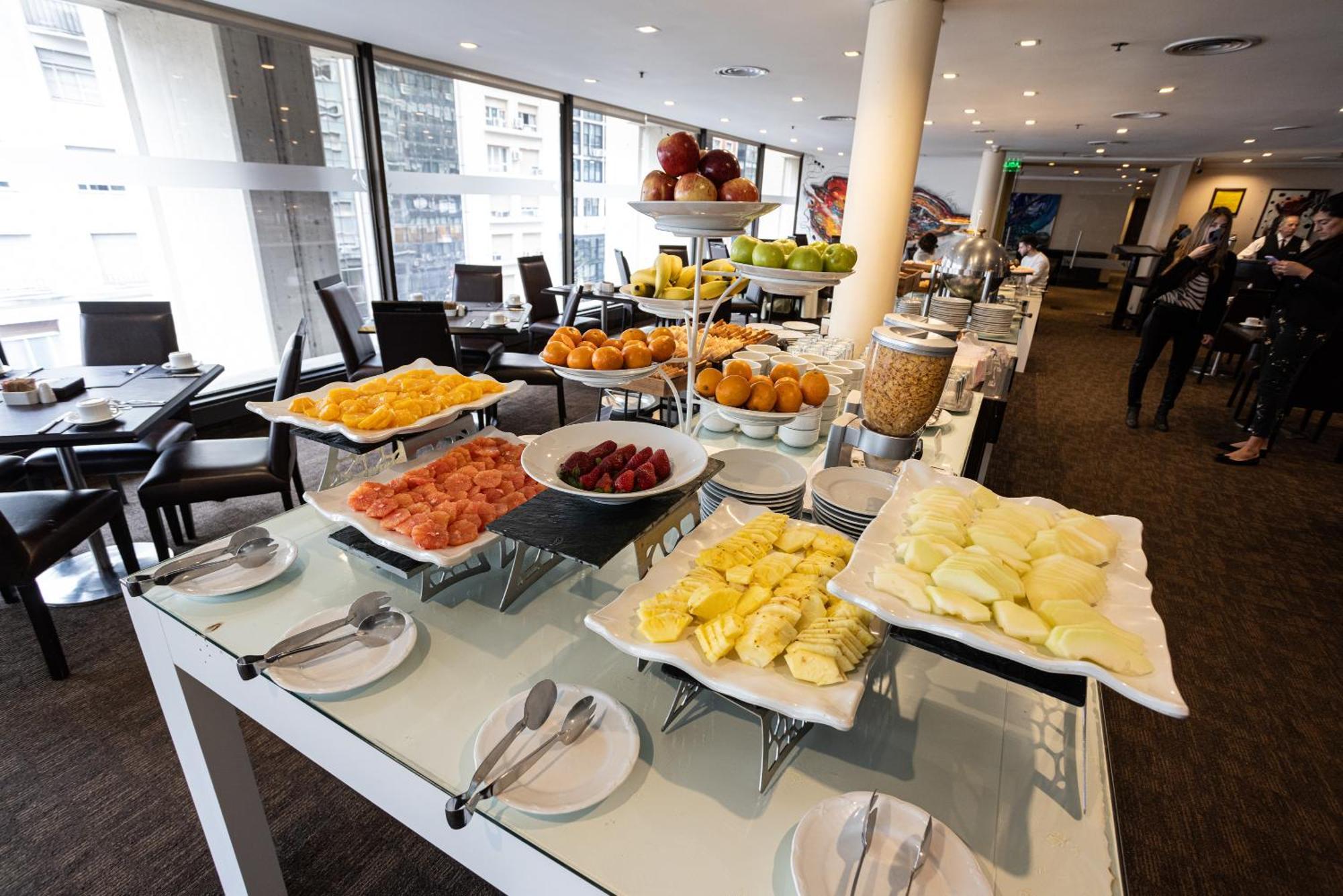 Libertador Hotel บัวโนสไอเรส ภายนอก รูปภาพ A buffet at an airport lounge