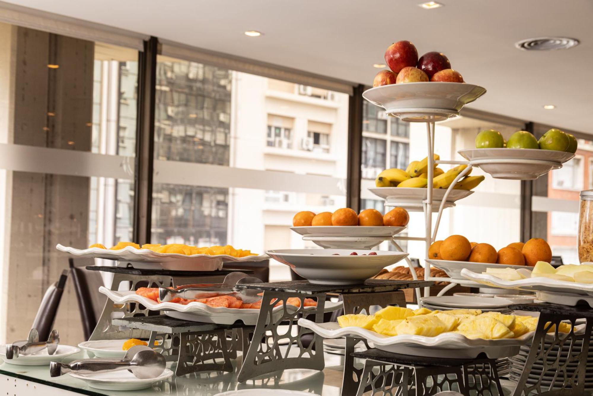 Libertador Hotel บัวโนสไอเรส ภายนอก รูปภาพ A buffet of fruit